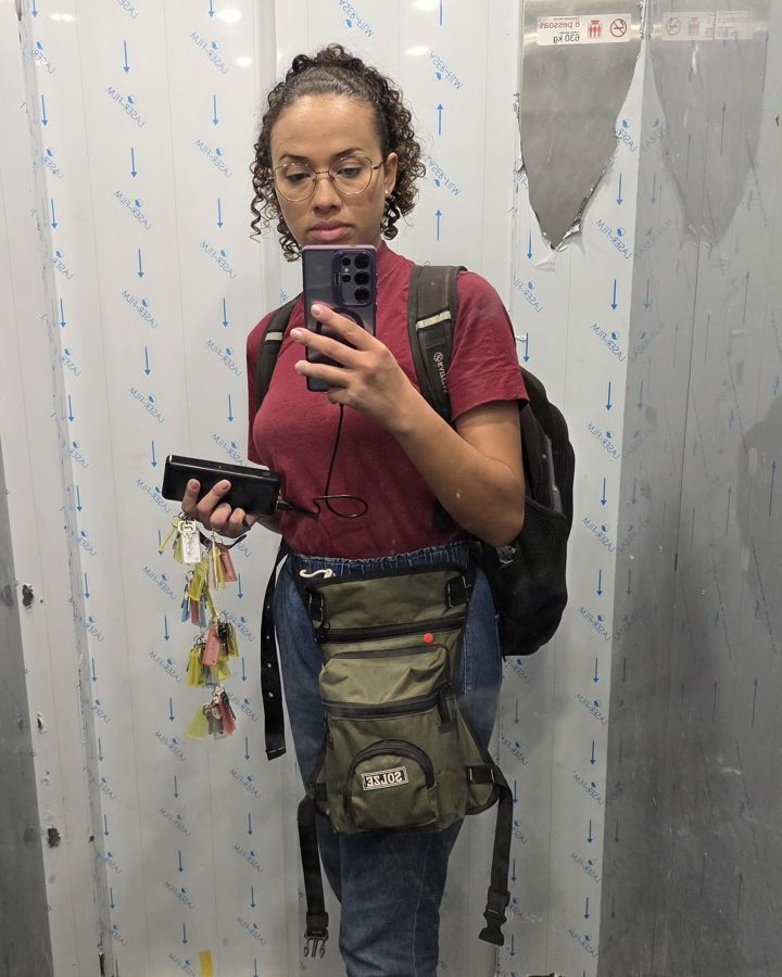 Amanda em campo, em um elevador em obra